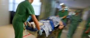 Unterschreiten Krankenhäuser eine bestimmte Grenze im Verhältnis von Pflegeaufwand und Personal, sollen Jens Sphans Plan nach zukünftig Sanktionen folgen.