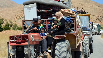 Mit ihren wenigen Habseligkeiten machen sich syrische Flüchtlinge vom Libanon aus auf den Weg in ihre vom Krieg zerstörte Heimat.