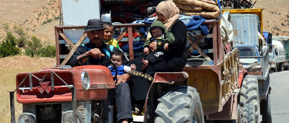 Mit ihren wenigen Habseligkeiten machen sich syrische Flüchtlinge vom Libanon aus auf den Weg in ihre vom Krieg zerstörte Heimat.