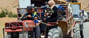 Mit ihren wenigen Habseligkeiten machen sich syrische Flüchtlinge vom Libanon aus auf den Weg in ihre vom Krieg zerstörte Heimat.