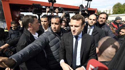 Bodyguard Alexandre Benalla (links neben Macron) bringt den französischen Präsidenten in Bedrängnis.