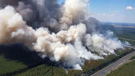Aus einem Polizeihubschrauber ist in dem Waldstück zwischen Dreieck Potsdam und Fichtenwalde ein Waldbrand zu sehen. Das Feuer entstand direkt an der Autobahn A9.