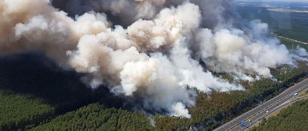 Aus einem Polizeihubschrauber ist in dem Waldstück zwischen Dreieck Potsdam und Fichtenwalde ein Waldbrand zu sehen. Das Feuer entstand direkt an der Autobahn A9.