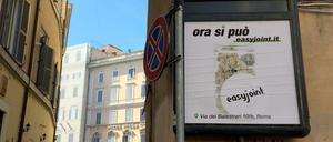 Ein Plakat wirbt für eine "Cannabis"-Filiale des italienischen Unternehmens "Easy Joint".