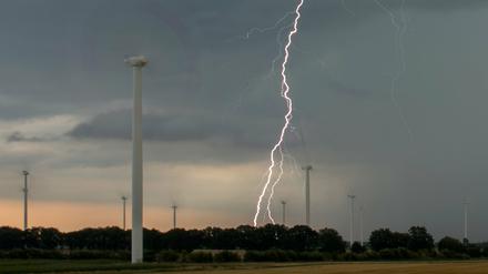 Ein Blitz schlägt über einem Feld bei Neuruppin ein.