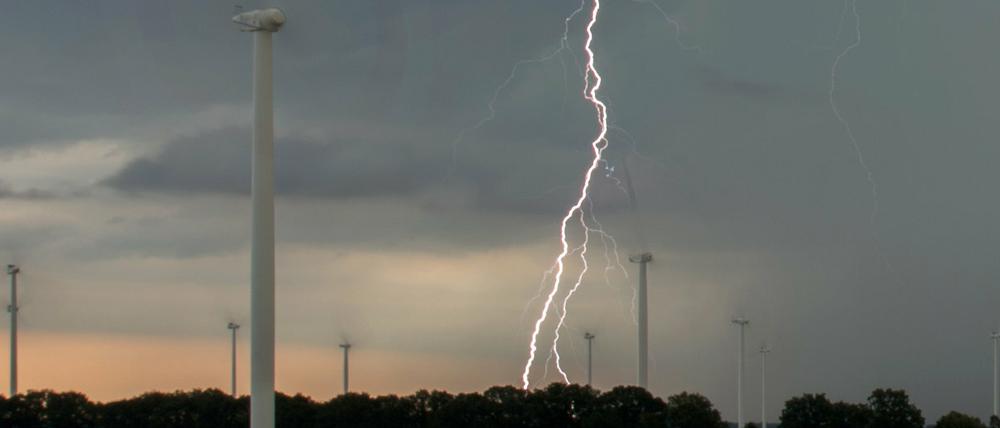 Ein Blitz schlägt über einem Feld bei Neuruppin ein.