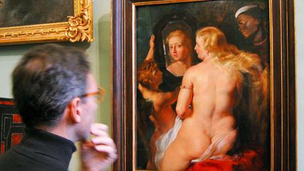 Der Barockmaler Peter Paul Rubens ist berühmt für seine Aktdarstellungen. Hier eine Blick in eine Rubens-Ausstellung in Wien. 