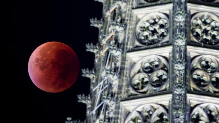 Blutmond an Kölner Dom. Freitagnacht wird sich das Schauspiel wiederholen.