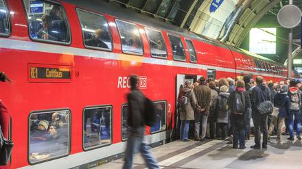Pendler am Berliner Hauptbahnhof: Immer wieder Fallen Züge zwischen Berlin und Brandenburg aus.