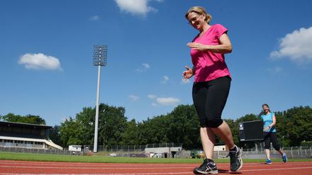 Gar nicht so einfach. Kirsten Weimershaus aus der Sportredaktion probiert sich im Mommsenstadion in der Leichtathletik-Disziplinen Gehen aus. 
