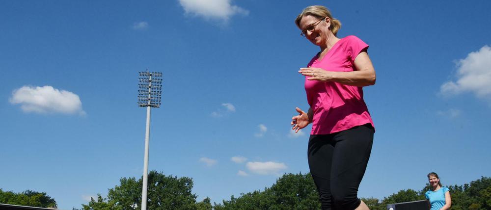 Gar nicht so einfach. Kirsten Weimershaus aus der Sportredaktion probiert sich im Mommsenstadion in der Leichtathletik-Disziplinen Gehen aus. 
