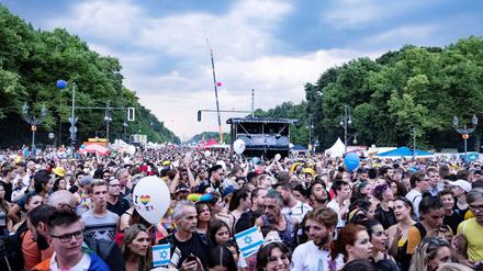 Party mit Gewitterwolken. Bis zum frühen Samstagabend wurde auf der Straße des 17. Juni der CSD gefeiert.