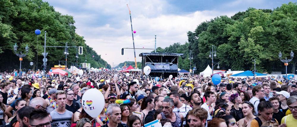Party mit Gewitterwolken. Bis zum frühen Samstagabend wurde auf der Straße des 17. Juni der CSD gefeiert.
