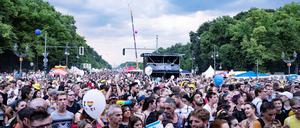 Party mit Gewitterwolken. Bis zum frühen Samstagabend wurde auf der Straße des 17. Juni der CSD gefeiert.