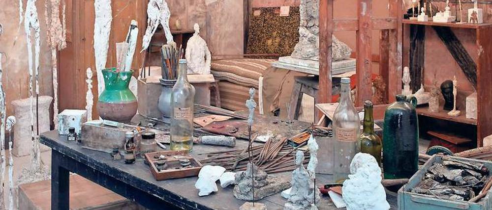 Alberto Giacomettis Atelier ist voller Spuren. Von der Staffelei über das Sofa bis hin zum gefüllten Aschenbecher ist alles noch da.