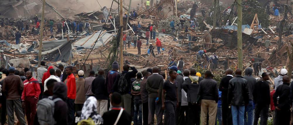In Nairobi schauen Bewohner des Viertels Kibera zu, wie ihre Häuser abgerissen werden.