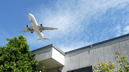 Unser Autor hat schon einige Stadtteile besucht, wo die Flugzeuge verdächtig niedrig fliegen. Das alles aber war nichts gegen Reinickendorf.