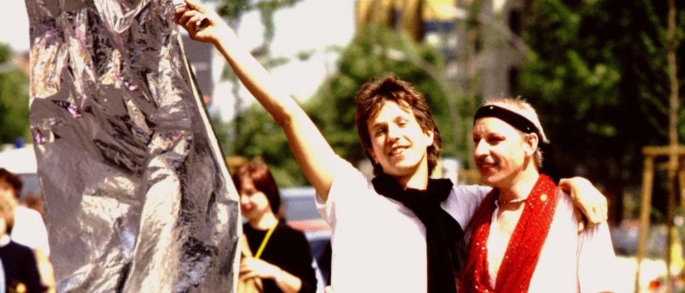 Die CSD-Gründer: Andreas Pareik und uns unser Autor Bernd Gaiser (rechts) auf dem allerersten Berliner CSD.