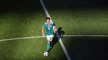 Ein Mann wirft einen Schatten.