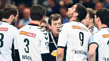 Im Mittelpunkt. Auf Füchse-Coach Petkovic wartet viel Arbeit.