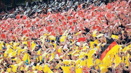 Aber bitte mit Fahne. Die Rechteinhaber der Formel 1 waren von der Stimmung beim Rennen in Hockenheim am vergangenen Wochenende begeistert.