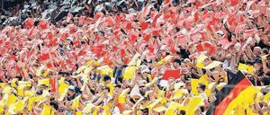 Aber bitte mit Fahne. Die Rechteinhaber der Formel 1 waren von der Stimmung beim Rennen in Hockenheim am vergangenen Wochenende begeistert.