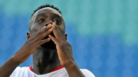 Es war heiß, aber ein bisschen Liebe hatte Leipzigs Jean-Kevin Augustin nach seinem Tor zum 4:0 doch noch übrig.