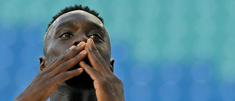 Es war heiß, aber ein bisschen Liebe hatte Leipzigs Jean-Kevin Augustin nach seinem Tor zum 4:0 doch noch übrig.