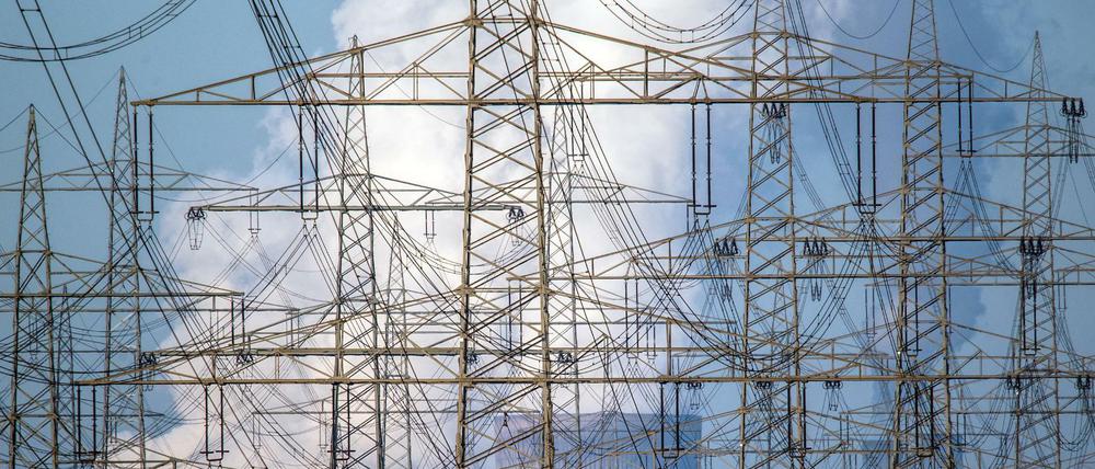 Strommasten vor einem Braunkohlekraftwerk. Verantwortlich für die Inflation sind vor allem die stark gestiegenen Energiepreise.