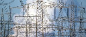 Strommasten vor einem Braunkohlekraftwerk. Verantwortlich für die Inflation sind vor allem die stark gestiegenen Energiepreise.