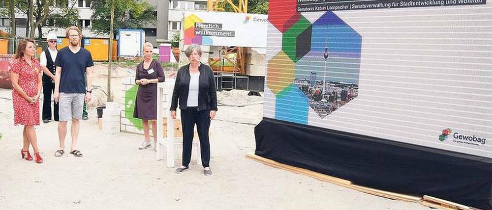 Baustadtrat Florian Schmidt in kurzen Hosen bei einem Termin in Kreuzberg.