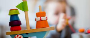 Ein Kind spielt in einer Kita.