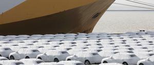 Nicht nur in Berlin. Der VW-Konzern hat bundesweit Stellflächen angemietet. Audi-Fahrzeuge stehen im Hafen von Emden zur Verschiffung bereit. 