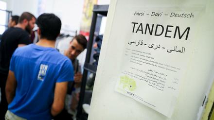 Flüchtlinge suchen bei der Berliner Organisation "Moabit hilft" nach Kleidung.