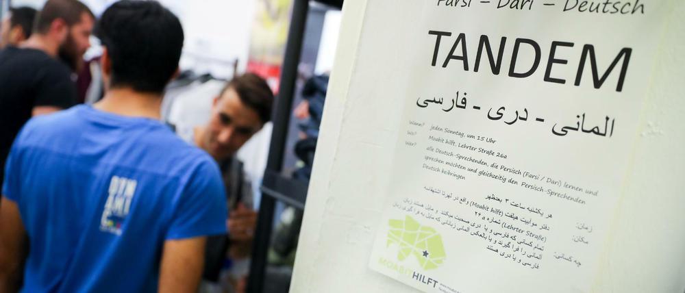 Flüchtlinge suchen bei der Berliner Organisation "Moabit hilft" nach Kleidung.