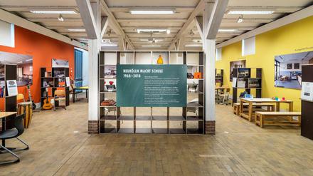Zur Ausstellung "Neukölln macht Schule" gehören auch etliche Exponate aus Klassen- und Lehrerzimmern.