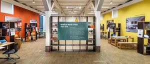 Zur Ausstellung "Neukölln macht Schule" gehören auch etliche Exponate aus Klassen- und Lehrerzimmern.