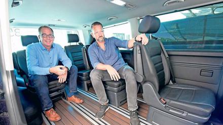 Entspannt unterwegs. Moia-Chef Ole Harms (r.) und Vorstandsmitglied Robert Henrich im Moia-Bus. 