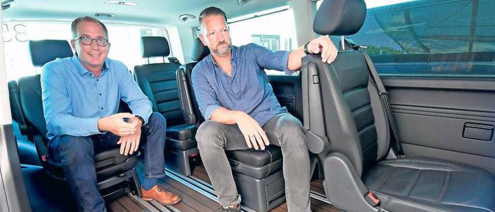 Entspannt unterwegs. Moia-Chef Ole Harms (r.) und Vorstandsmitglied Robert Henrich im Moia-Bus.