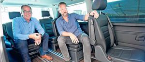 Entspannt unterwegs. Moia-Chef Ole Harms (r.) und Vorstandsmitglied Robert Henrich im Moia-Bus. 