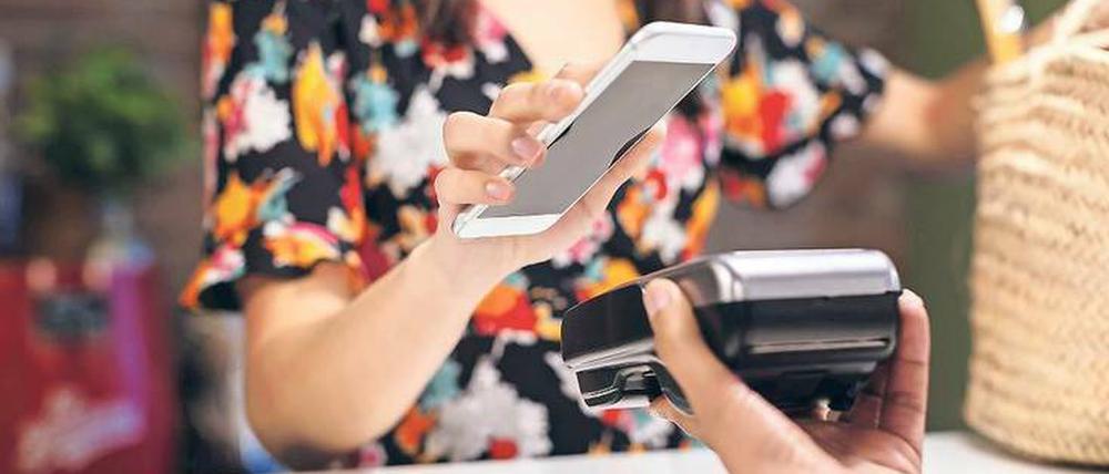 Im Vorbeigehen. Wer mit dem Smartphone zahlt, braucht es nur kurz an das Terminal halten.