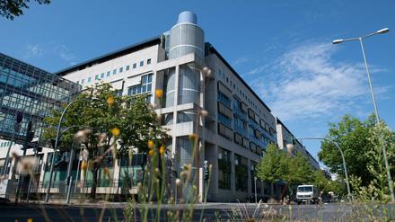 Das Dienstgebäude des Landeskriminalamtes Berlin. Die Staatsanwaltschaft hat Ermittlungen gegen drei LKA-Beamte im Zusammenhang mit dem Mord in der Rockerszene aufgenommen. 
