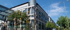 Das Dienstgebäude des Landeskriminalamtes Berlin. Die Staatsanwaltschaft hat Ermittlungen gegen drei LKA-Beamte im Zusammenhang mit dem Mord in der Rockerszene aufgenommen. 