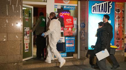 Ermittler im Januar 2014 am Tatort in Reinickendorf.