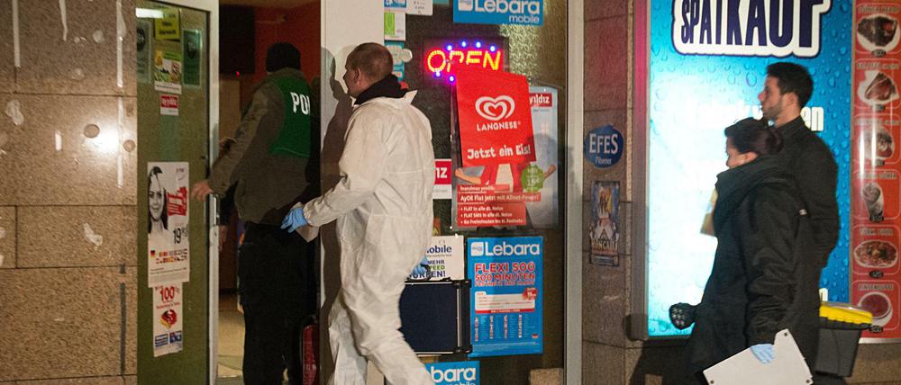 Ermittler im Januar 2014 am Tatort in Reinickendorf.