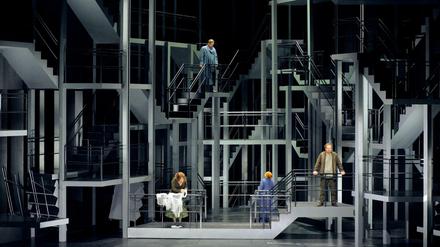 Christa Mayer (Brangäne), Stephen Gould (Tristan), Petra Lang (Isolde) und Iain Paterson (Kurwenal) in Katharina Wagners "Tristan"-Inszenierung.