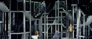 Christa Mayer (Brangäne), Stephen Gould (Tristan), Petra Lang (Isolde) und Iain Paterson (Kurwenal) in Katharina Wagners "Tristan"-Inszenierung.