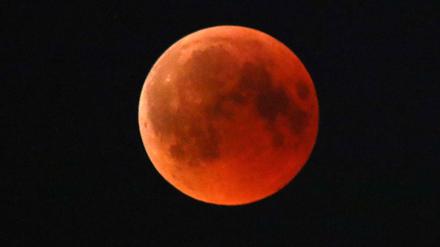 Ein Himmelsereignis wie der Blutmond und dem nahen Mars kommt nur alles 35.000 Jahre vor. 