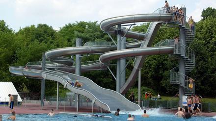 Die Wasserrutsche im Sommerbad Pankow.