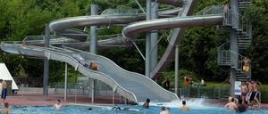 Die Wasserrutsche im Sommerbad Pankow.